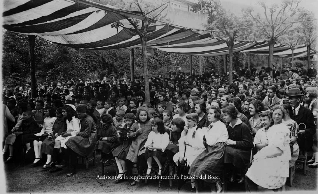 Assistents a la representació teatral a l'Escola del Bosc