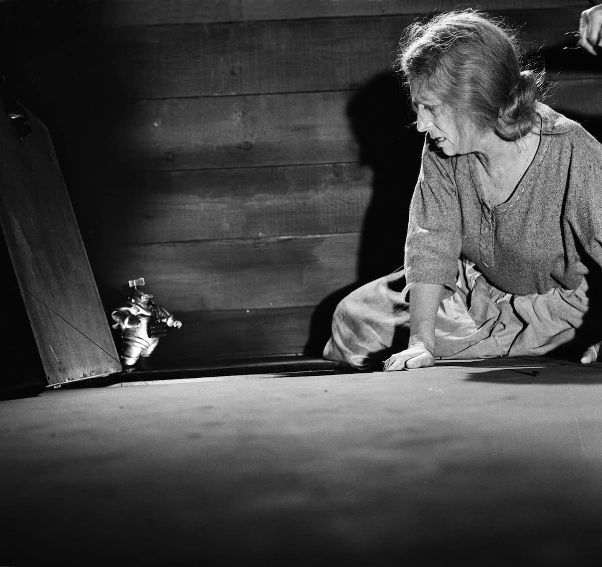 Agnes Moorehead s'enfronta a la curiosa amenaça de l'episodi The Invaders (1961).