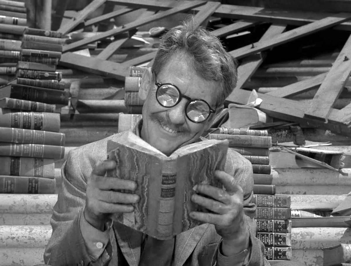 Burguess Meredith és feliç amb els seus llibres a Temps per a ell, a la fi (Time Enough at Last,1959).